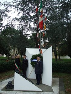 L'assessore rappresentante il Comune di Pescia rende gli onori ai caduti 